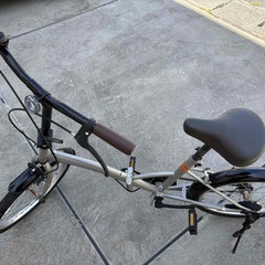 ギアなしの折りたたみ自転車の画像