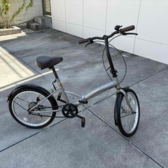ギアなしの折りたたみ自転車の画像