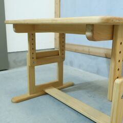 ヒノキ、杉無垢家具の専門メーカーhinoki craft(ヒノキクラフト)のキッズデスクです。コンパクトで可愛らしデザインはお子様の学習机や在宅ワークなどに。リビングなどにもおススメです♪ の画像
