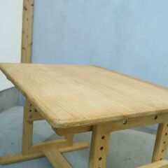 ヒノキ、杉無垢家具の専門メーカーhinoki craft(ヒノキクラフト)のキッズデスクです。コンパクトで可愛らしデザインはお子様の学習机や在宅ワークなどに。リビングなどにもおススメです♪ の画像