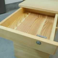 ヒノキ、杉無垢家具の専門メーカーhinoki craft(ヒノキクラフト)のデスクワゴンです。シンプルでコンパクトなデザインはお子様の学習机や在宅ワークなどに。リビングなどの収納にもおススメです♪ の画像