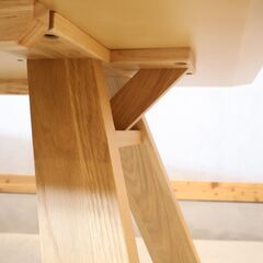 SHIGIYAMA(シギヤマ家具工業)のキズや熱に強いセラミックが使用されたダイニングテーブルです。大理石のような気品のあるセラミック天板とナチュラルモダンな木脚が存在感抜群の食卓です♪の画像