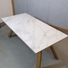 SHIGIYAMA(シギヤマ家具工業)のキズや熱に強いセラミックが使用されたダイニングテーブルです。大理石のような気品のあるセラミック天板とナチュラルモダンな木脚が存在感抜群の食卓です♪の画像