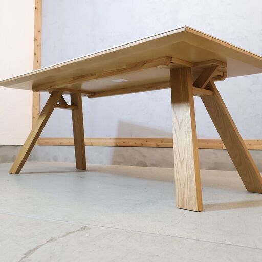 SHIGIYAMA(シギヤマ家具工業)のキズや熱に強いセラミックが使用されたダイニングテーブルです。大理石のような気品のあるセラミック