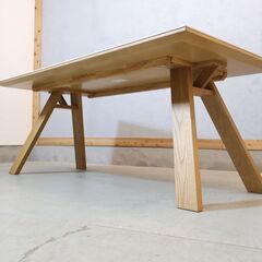 SHIGIYAMA(シギヤマ家具工業)のキズや熱に強いセラミックが使用されたダイニングテーブルです。大理石のような気品のあるセラミック天板とナチュラルモダンな木脚が存在感抜群の食卓です♪の画像