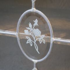 MITSUKOSHI(三越家具)の高級家具、Brugge(ブルージュ)の サイドボードです。前扉にステンドグラスを使用した上品でクラシックなデザインのキャビネットはクラシカルなカントリースタイルに♪の画像