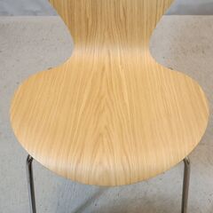 Fritz Hansen(フリッツハンセン) アルネ・ヤコブセン デザインのオーク セブンチェア/レザーマット付きです！機能性も優れるスタッキングチェア。ナチュラルな質感がインテリアのアクセントに ♪の画像