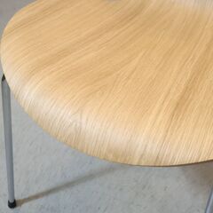 Fritz Hansen(フリッツハンセン) アルネ・ヤコブセン デザインのオーク セブンチェア/レザーマット付きです！機能性も優れるスタッキングチェア。ナチュラルな質感がインテリアのアクセントに ♪の画像