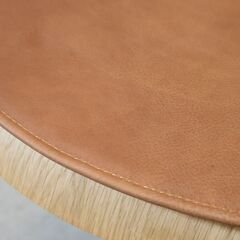 Fritz Hansen(フリッツハンセン) アルネ・ヤコブセン デザインのオーク セブンチェア/レザーマット付きです！機能性も優れるスタッキングチェア。ナチュラルな質感がインテリアのアクセントに ♪の画像