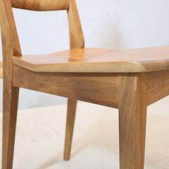 karimoku(カリモク家具)のCU4545 ウォールナット材 食堂椅子 2脚セットです。シンプルでモダンなフォルムのダイニングチェア。温かみが感じられるゆったりとした北欧スタイルのデザイン♪の画像