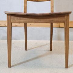 karimoku(カリモク家具)のCU4545 ウォールナット材 食堂椅子 2脚セットです。シンプルでモダンなフォルムのダイニングチェア。温かみが感じられるゆったりとした北欧スタイルのデザイン♪の画像