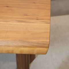 karimoku(カリモク家具)のウォールナット材 ダイニングテーブルです。重厚感のある天板や落ち着いた色合いとコの字の脚がダイニングをやさしい空間に。北欧風や和モダンなどにオススメです♪の画像