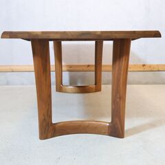 karimoku(カリモク家具)のウォールナット材 ダイニングテーブルです。重厚感のある天板や落ち着いた色合いとコの字の脚がダイニングをやさしい空間に。北欧風や和モダンなどにオススメです♪の画像