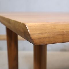 karimoku(カリモク家具)のウォールナット材 ダイニングテーブルです。重厚感のある天板や落ち着いた色合いとコの字の脚がダイニングをやさしい空間に。北欧風や和モダンなどにオススメです♪の画像