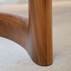 karimoku(カリモク家具)のウォールナット材 ダイニングテーブルです。重厚感のある天板や落ち着いた色合いとコの字の脚がダイニングをやさしい空間に。北欧風や和モダンなどにオススメです♪の画像