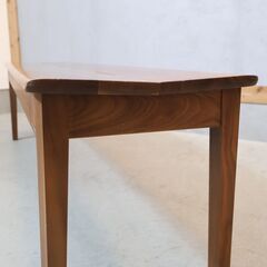karimoku(カリモク家具)のCU4886 ウォールナット材 ダイニングベンチです。シンプルで飽きの来ない長椅子は北欧テイストや和モダンなどのインテリアのアクセントに。飾り棚や花台としても♪の画像