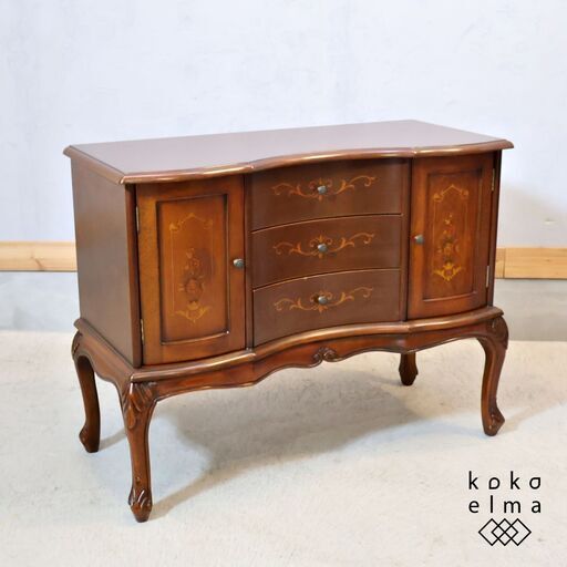 アンティーク調の象嵌細工が施された猫脚のキャビネットです。クラシックなデザインがエレガントな印象のサイドボード。インテリアを洗練された空間に演出してくれます。