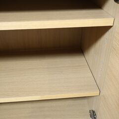 人気の無印良品(MUJI)のオーク材 キャビネット・木製扉！ナチュラルで明るい色合いのサイドボード。収納力もあり北欧スタイルインテリアにもおススメのリビングボードです♪の画像