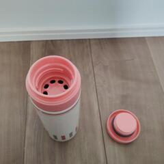 新品未使用の保温・保冷付き水筒の画像