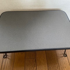 小さいテーブルの画像