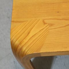 天童木工(TENDO)のロングセラー商品、乾三郎の座卓(板目) W121cmです。シンプルなデザインは和室になじみやすく、軽くて移動もしやすいので来客時にも活躍するローテーブルです♪の画像
