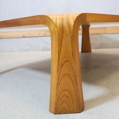 天童木工(TENDO)のロングセラー商品、乾三郎の座卓(板目) W121cmです。シンプルなデザインは和室になじみやすく、軽くて移動もしやすいので来客時にも活躍するローテーブルです♪の画像