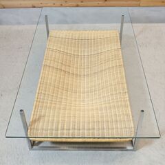E&Y(イーアンドワイ)のHAMMOCK(ハンモック) ガラス×ラタン ローテーブル。ハンモックのような大きな篭がガラス越しに浮かぶデザインが特徴的なコーヒーテーブルです。の画像