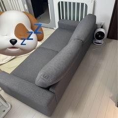 グレーのソファーの画像
