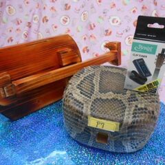 P7現品販売 新品未使用16.980円　沖縄三線専用　蛇皮強化型チーガ、三線台、調弦チューナーセットの画像