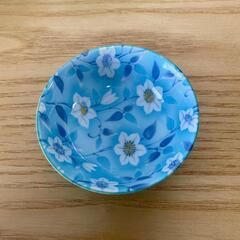 青い花柄の小皿7枚セットの画像