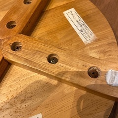 木の丸椅子二脚の画像
