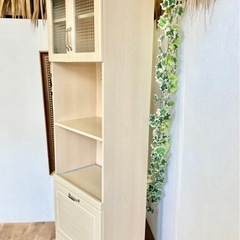 スリムなキッチンボード キッチンキャビネットの画像