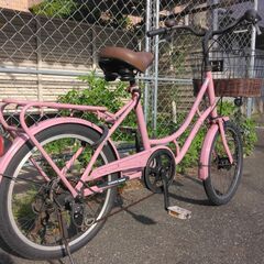 ２０インチのちょっとお洒落な自転車です。　前タイヤ新品、ＬＥＤオートライト、外装６段ギア付です。の画像