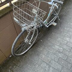 リサイクルショップどりーむ荒田店　No411 自転車　シティサイクル　２６インチ　オートライト付き　シンプルシルバーカラー♪の画像