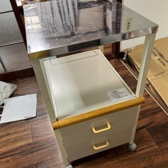 キャリー付き棚の画像