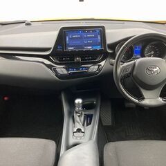 【個性的なクーペSUVスタイルとコンパクトな扱いやすさが魅力の都市型SUV🚗✨】 今回は【トヨタ C-HR 　Ｓ】をご紹介します！！の画像