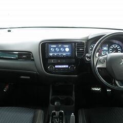 【7人乗車可能な広々空間と充実の安全装備を備えた頼れるファミリーSUV🚗✨】 今回は【三菱 アウトランダー 　２０Ｇ　セーフティパッケージ】をご紹介します！！の画像