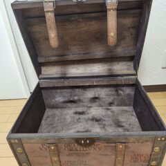 アンティーク宝箱（木箱） 特大サイズ　飾りの鍵付き の画像