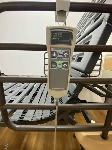 介護ベッド　新楽匠2モーターベッド  サイドレール付き　パラマウントベッド