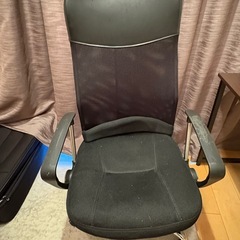 オフィスチェアとデスク(机)の画像