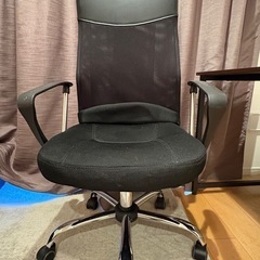 オフィスチェアとデスク(机)の画像