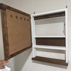 吊り式　ディスプレイ収納ミラー　アクセサリー収納の画像