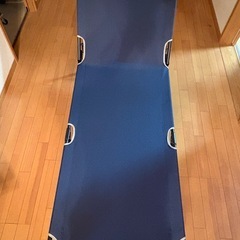折りたたみ簡易ベッドの画像