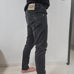 黒ジーパンの画像