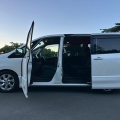 【お盆も元気に営業中‼️】 8人乗り☆ガソリン代 節約☆S-HYBRID入りました‼️24年式☆月々1.2万円〜分割払い可❗️車検2年付き！大人気☆ニッサン セレナ☆HDDナビ☆走行中DVD見れます☆ETC☆便利なバックカメラ☆ドラレコ付きのフル装備☆両側電動スライドドア☆ウィンカーミラー☆フル装備☆事故修復歴無し☆車内広々三列シート‼️の画像