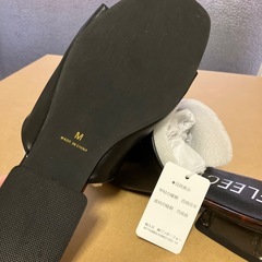 べっ甲柄と黒色のサンダルの画像
