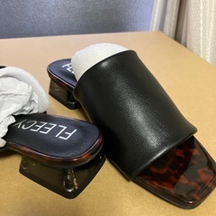 べっ甲柄と黒色のサンダルの画像