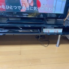 プラズマテレビとテレビ台の画像