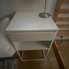 IKEA ベッドサイドテーブル　x2 (1セット)の画像