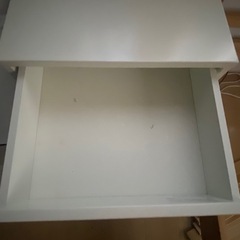 IKEA ベッドサイドテーブル　x2 (1セット)の画像